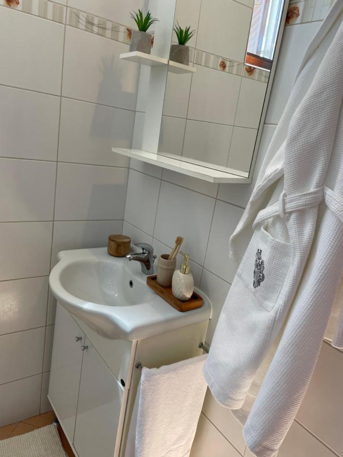 Leone Apartments With Free Parking Пула Екстериор снимка